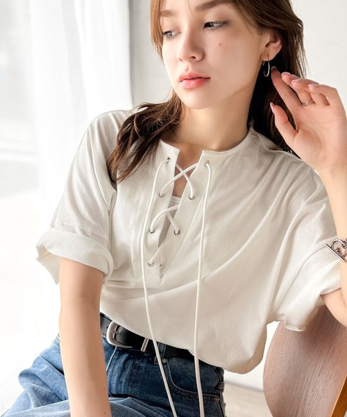 《JaVaジャバコラボ》胸元ひとくせ、抜け感ひとさじ。綿100％ バックロゴプリント 胸元レースアップTシャツ(半袖) jv1260458