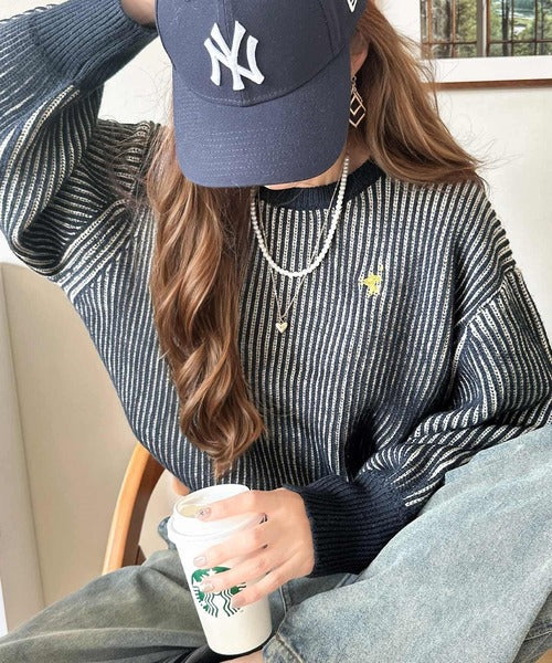 カジュアルコーデをアップデート。胸刺繍バイカラーストライプ調ニットプルオーバー ce1020182