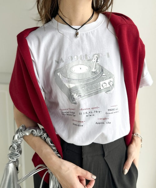 目を惹くグラフィックデザイン。綿100％レコードプレイヤーグラフィックTシャツ mo1310047