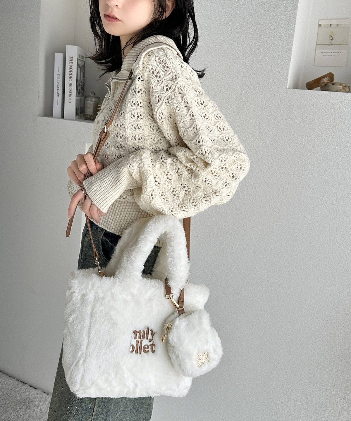 【mily bilet】ふわふわのファーで魅了する。ミニポーチ付きロゴ刺繍ファーショルダーバッグ mi1159036