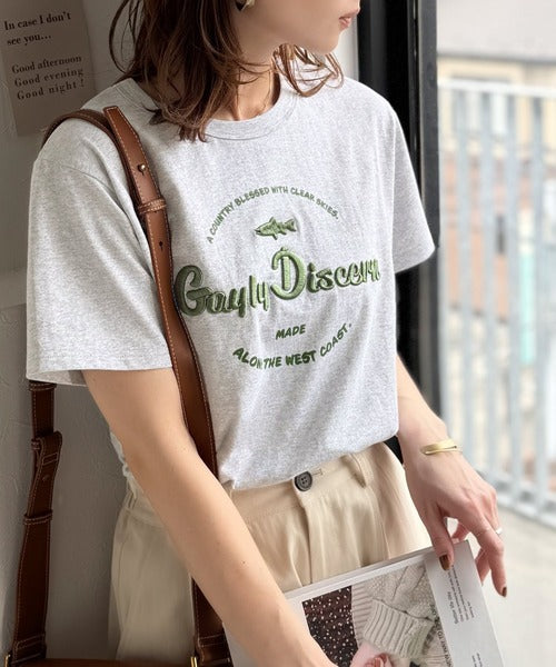 《JaVaジャバコラボ》刺繍とプリントが織りなす唯一無二のデザイン。綿100％おさかな刺繍Tシャツ jv1050359