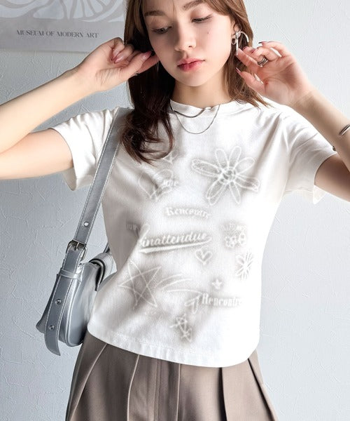 【mily bilet】大人可愛い最旬プリント柄。スプレーライクプリントコンパクトTシャツ（半袖） mi1329024