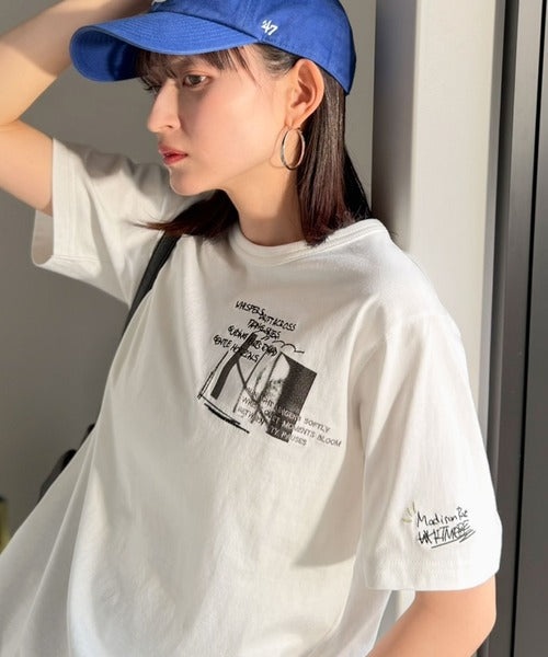 ラフでも品格、シンプルでも存在感。オーガニックコットン混 綿100％ グラフィック飛び刺繍フォトTシャツ（半袖） ce1260537