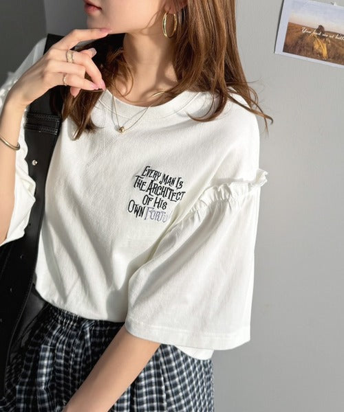 ほどよい甘さと抜け感を。大人かわいい綿100%袖フリル胸刺繍トップス(半袖) ce1020338