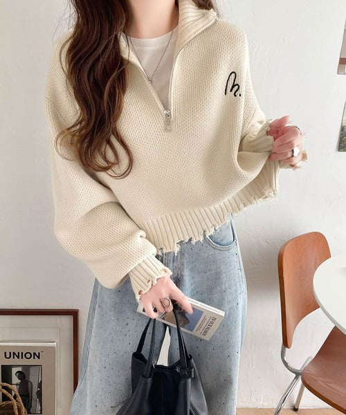 【mily bilet】大人可愛いクラッシュトップス。ダメージハーフジップ胸刺繍ニット mi1029069