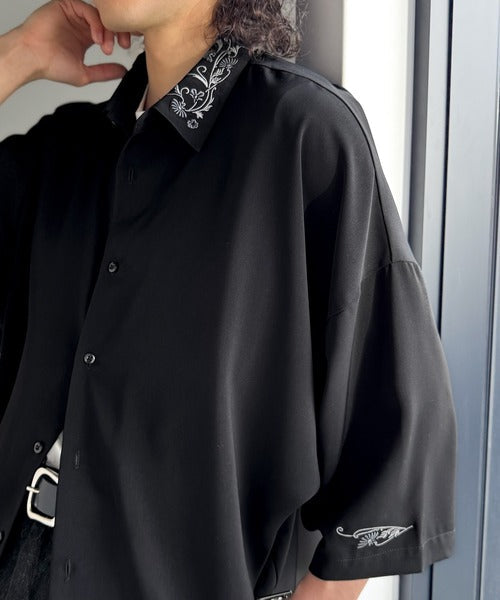 「雰囲気アガる。」衿刺繍ドレープドルマンシャツ／Embroidered Collar Draped Dolman Shirt co1010004