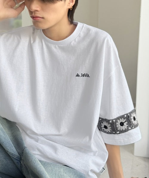 《JaVaジャバコラボ》袖先に遊びと清涼感を。袖クロシェ編み 配色切り替えデザインTシャツ jo1150094