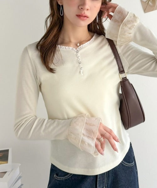【mily bilet】大人フェミニンを叶える。袖フリルレースヘンリーネックトップス mi1359050