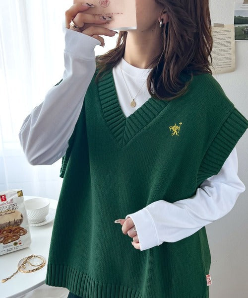 《JaVa ジャバコラボ》劇的にあか抜け。ワンポイント刺繍カレッジニットベスト jv1050075