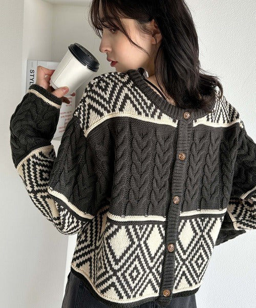 【mily bilet】これ一枚で可愛さ倍増。 ノルディック柄ケーブル編み切り替え前後2WAYニットカーディガン mi1029091