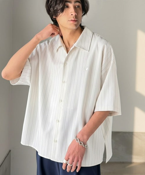 《JaVaジャバコラボ》羽織りとしても重宝する、汎用性の高さが魅力！刺繍入り ヘリンボーン織ストライプ柄 オーバーサイズ半袖シャツ jo1010044