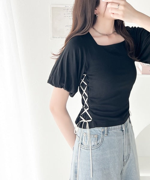 【mily bilet】ポップでガーリーな着こなし。サイドレースアップリボン使いTシャツ mi1329002