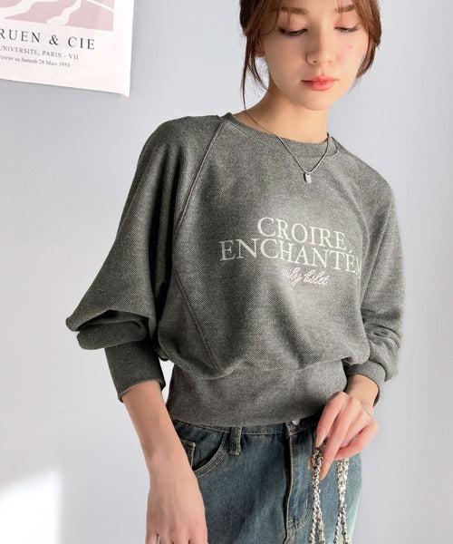 【mily bilet】カジュアルだけどこなれ感たっぷり。ラインストーン＆ぼかしプリント裏毛使いスウェットクロップド丈トップス mi1329014
