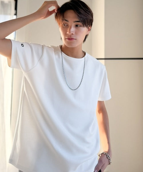 【接触冷感機能付き】肩切り替え袖刺繍ショート丈ダンボール素材Tシャツ／Shoulder Panel Cropped Double-Knit T-Shirt co1010055
