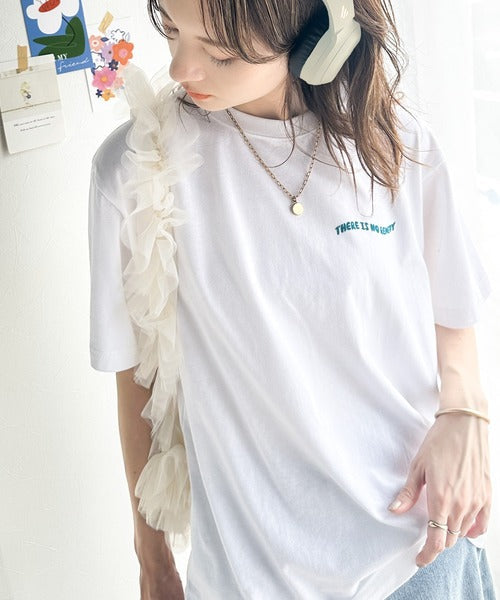 カジュアル可愛いが際立つ。綿100%バックハートロゴグラフィックプリントTシャツ mo1310046