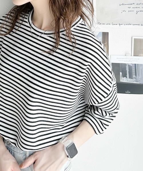 甘めもカジュアルも着こなせる定番item。サイドスリットボーダー半袖Tシャツ ce1020151