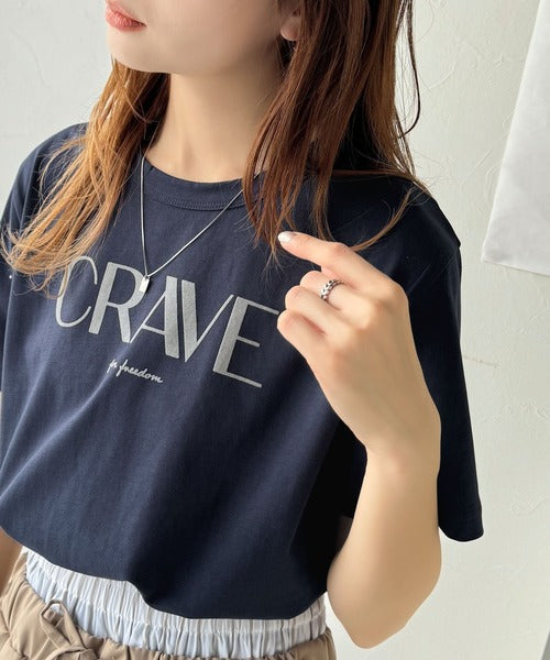 【sustaina+】垢抜けた大人カジュアル。オーガニックコットン100％フロッキーロゴプリントTシャツ ce1260398