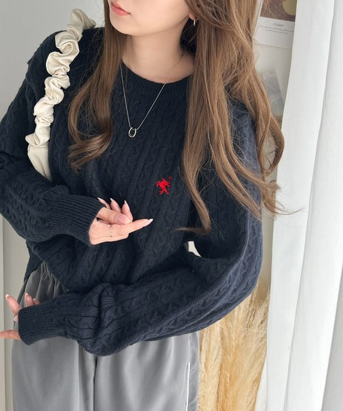 レトロ上品なトラッドテイスト。ワンポイント胸刺繍ケーブルニットプルオーバー ce1050238