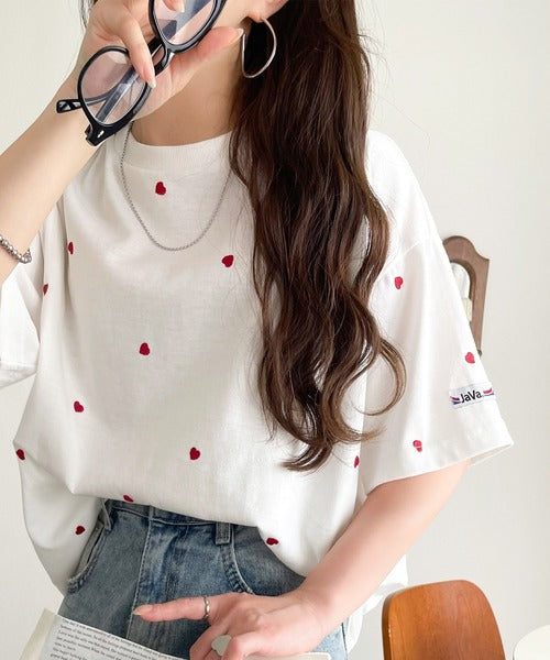 《JaVaジャバコラボ》春夏のカジュアルに、大人の“可愛い”をプラス。ミニハート刺繍Tシャツ（半袖） jv1010470