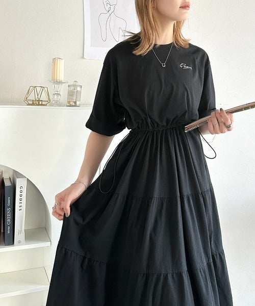 女性らしさを引き立てるデザインが魅力。胸刺繍ドロストティアードワンピース ce1260391