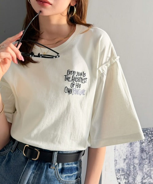 ほどよい甘さと抜け感を。大人かわいい綿100%袖フリル胸刺繍トップス(半袖) ce1020338