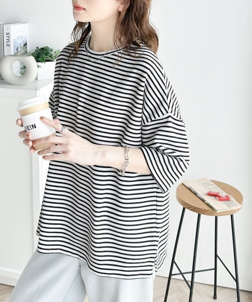 甘めもカジュアルも着こなせる定番item。サイドスリットボーダー半袖Tシャツ ce1020151