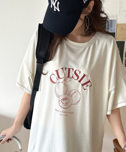 毎日のスタイルを楽しく彩る。前後2way裾ドロストフルーツグラフィックTシャツ ce1050269