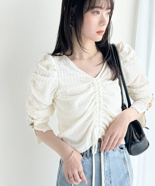【mily bilet】カジュアルな大人ガーリーテイスト。シャーリング使い膨れジャガード袖ボタンVネックカットソー(長袖） mi1359012