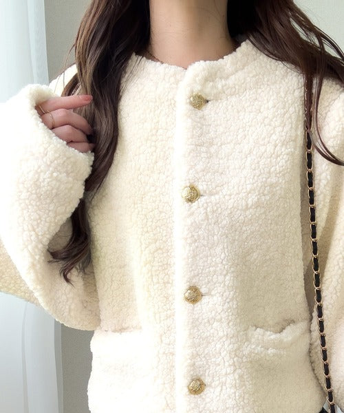 【mily bilet】リッチ感漂うゴールド釦×ふんわりボアで、羽織るだけで華やかに。エンブレムボタン使いボアジャケット mi1329051