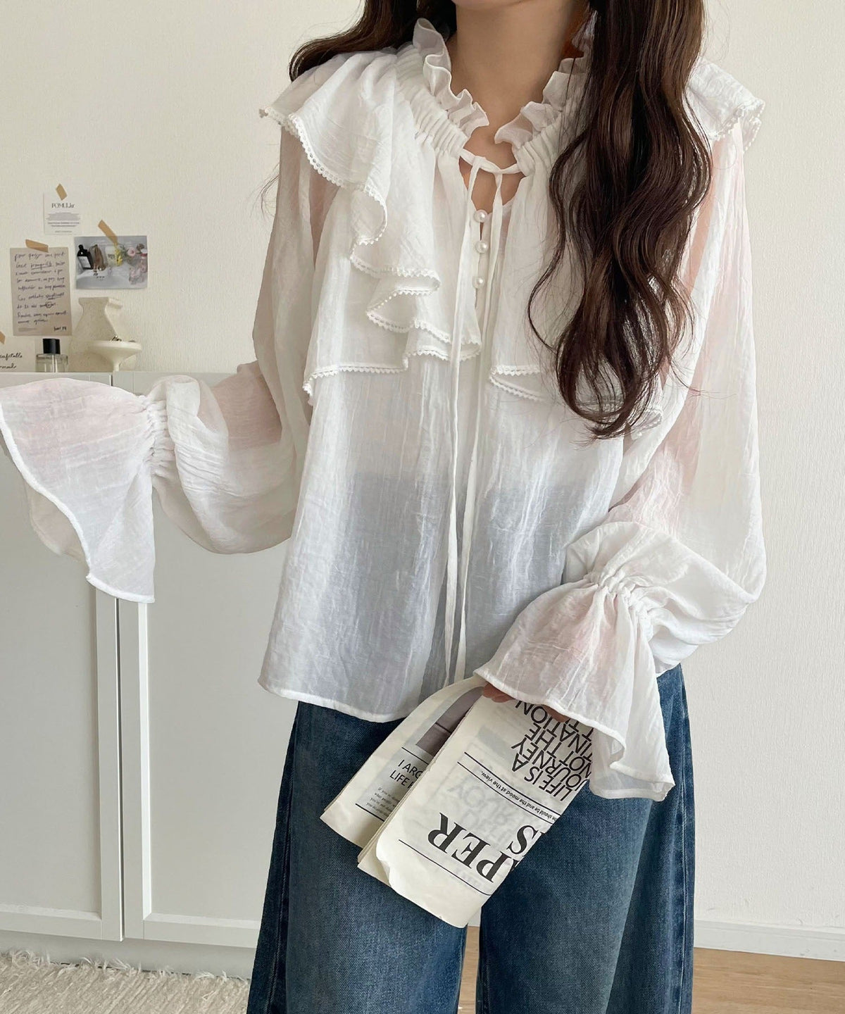 【mily bilet】ふんわりシルエットが魅せる、上品フェミニンスタイル。前後2WAYピコレース使いフリル襟コットンボイルブラウス mi1019099