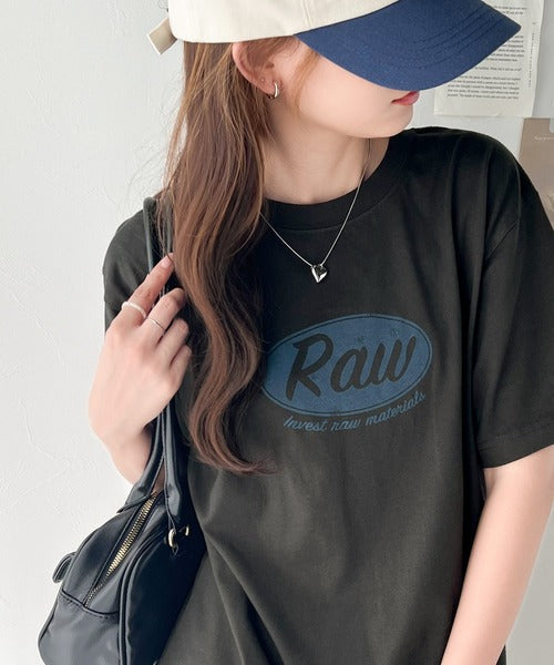 レトロムードが際立つ。綿100%オーバルロゴTシャツ mo1310042