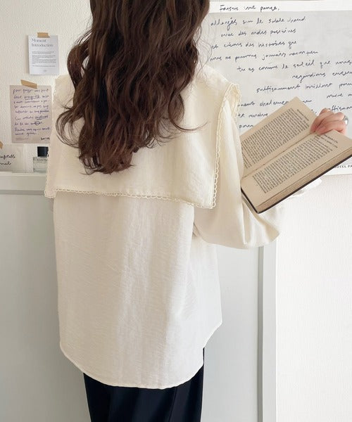 【mily bilet】クラシカルさとモダンさを両立。花刺繍ケープブラウス mi1019115