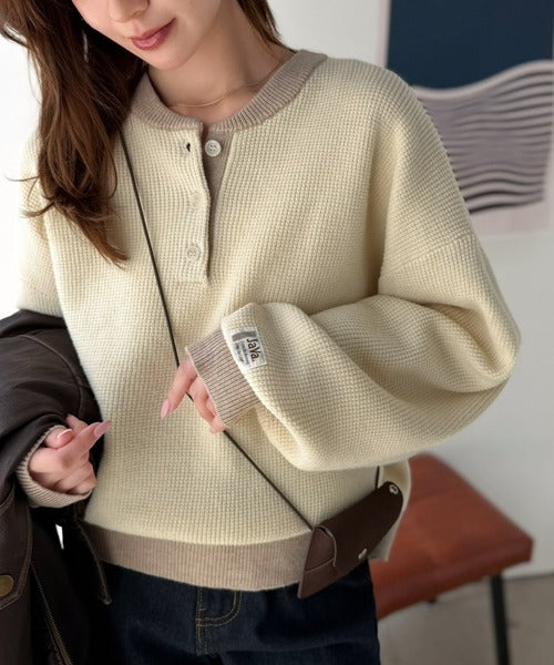 《JaVaジャバコラボ》ふっくら、袖たっぽり。ワッフル編みヘンリーネックオーバーサイズ配色ニット jv1350022