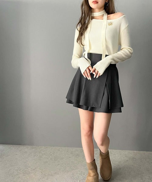 【mily bilet】女性らしさを格上げ。ブローチ付きアシメトリーネックオフショルマルチウェイチョーカー付きニットプルオーバー mi1029085
