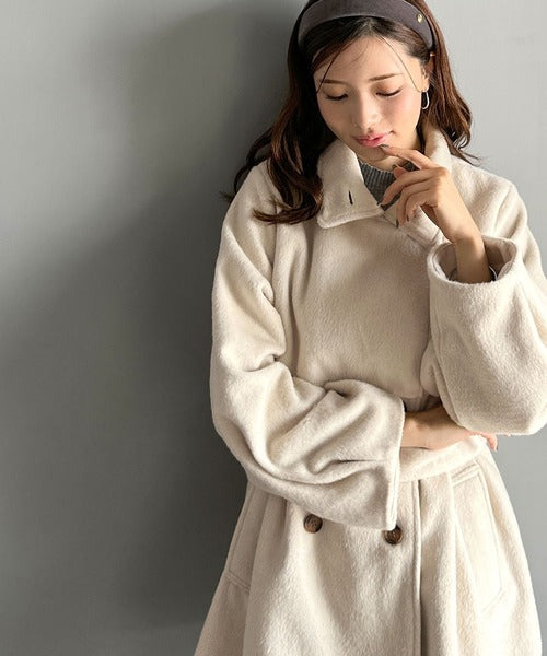 【mily bilet】どの角度から見てもかわいく冬のスタイルを格上げ。フェザーショートシャギーバックル使いコート（ミドル丈） mi1019096