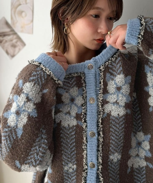 一枚で、レトロ可愛いの全部盛り。花柄ジャガード×ゴールドボタン フリンジニットカーディガン(長袖） ce1020398