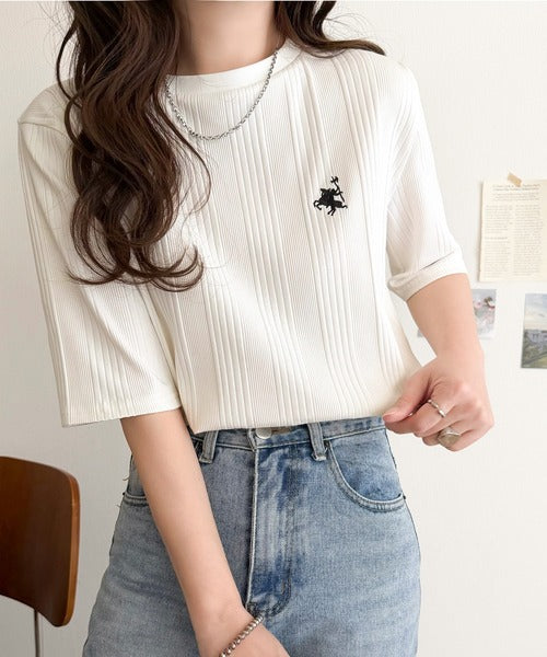 品よく、すっと、毎日に馴染む。オーガニックコットンランダムリブ胸元刺繍Tシャツ（半袖） ce1260538