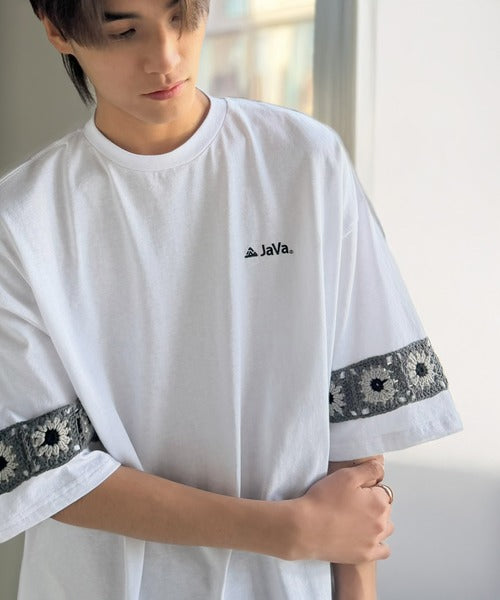 《JaVaジャバコラボ》袖先に遊びと清涼感を。袖クロシェ編み 配色切り替えデザインTシャツ jo1150094