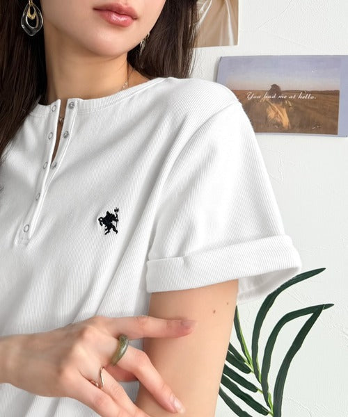 すっきり華奢魅せ。袖ロールアップ胸刺繍入りヘンリーネックリブTシャツ (半袖) ce1410009