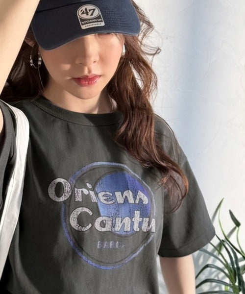 《JaVaジャバコラボ》遊びと余裕をこの1枚で。コットン100％コンパクトグラフィックロゴTEE（半袖） jv1050367