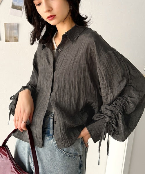 上品な抜け感と自由なアレンジ叶う。2wayカラー袖シャーリングシアー素材シャツブラウス（長袖） ce1010342