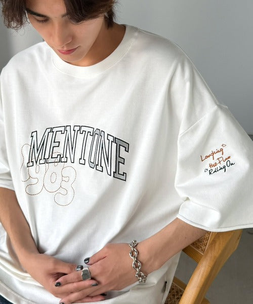 《JaVaジャバコラボ》【吸水速乾機能付き】Tシャツ派にこそ試してほしい！さらっと夏場も快適なカレッジロゴ 飛び刺繍 ミニ裏毛Tシャツ jo1150097