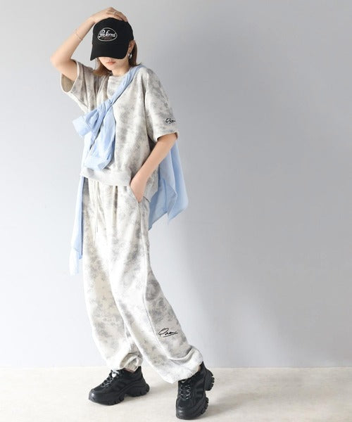 着こなしの主役になる存在感。刺繍入りプリント裏毛イージーパンツ(セットアップ可能) ce1260224
