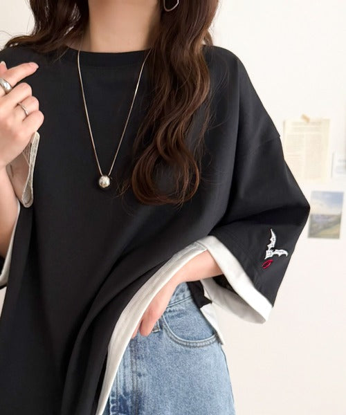 《JaVa ジャバコラボ》1枚でサマ見え。ゆるシルエットに重ね着風がこなれ見え。バックプリント×袖刺繍レイヤード風ドッキングTシャツ（オーバーサイズ） jv1010601