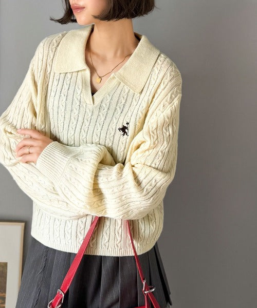 ”品よく華やぐ”。大人のマストバイニット。胸刺繍ケーブル編みポロ襟スキッパーニット ce1050308