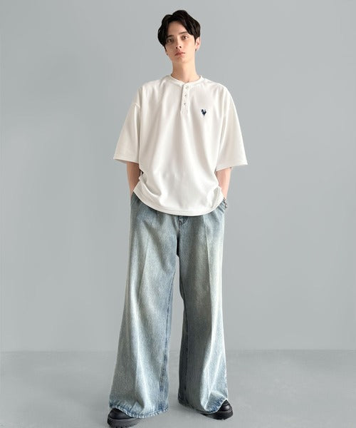 「大人びた遊び心。」刺繍入りハイクオリティダブルフェイス素材バンドカラーポロシャツ／Embroidered High-Quality Double Face Band Collar Polo co1150027