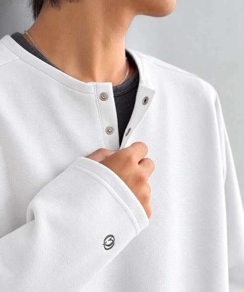 《Classical Origin》首元と袖口で魅せる、大人のゆるT。ダンボール素材ドット釦ヘンリーネックTシャツ（長袖） co1010058