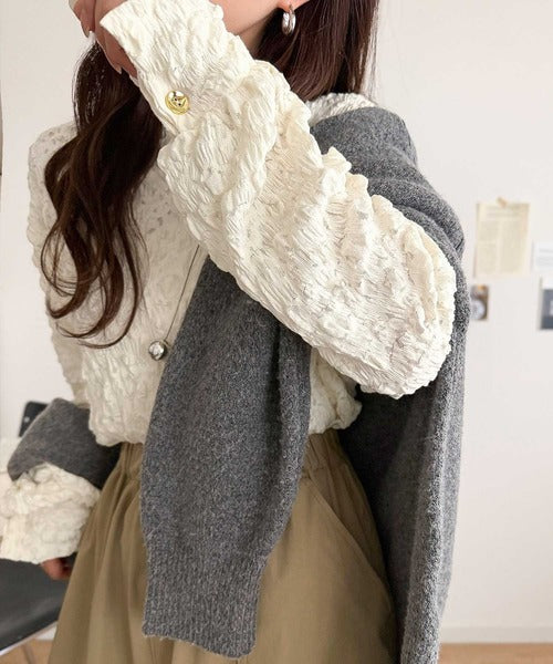 甘さは素材に、こなれ感はシルエットに。シャーリングジャガード素材ボリュームスリーブ袖ボタン使いコクーンシルエットプルオーバー（長袖） ce1050410