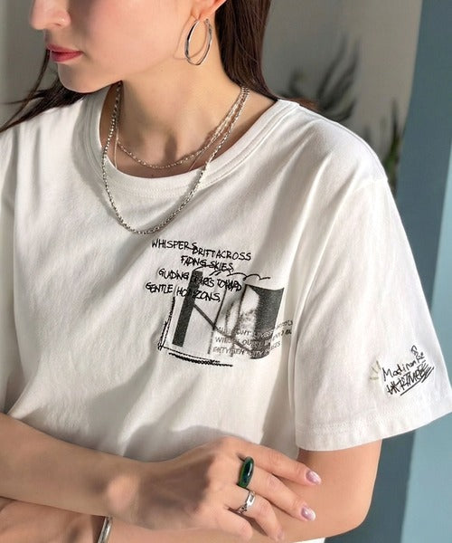 ラフでも品格、シンプルでも存在感。オーガニックコットン混 綿100％ グラフィック飛び刺繍フォトTシャツ（半袖） ce1260537