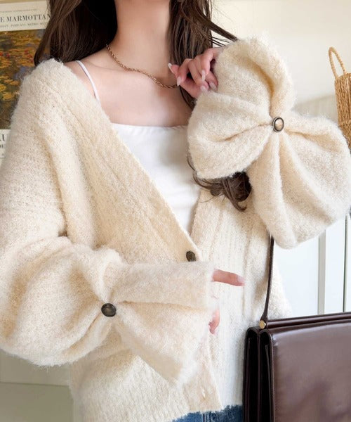 袖まで可愛い、ゆるっと愛されシルエット。キャンディスリーブ袖ボタンブークレーカーディガン ce1410020